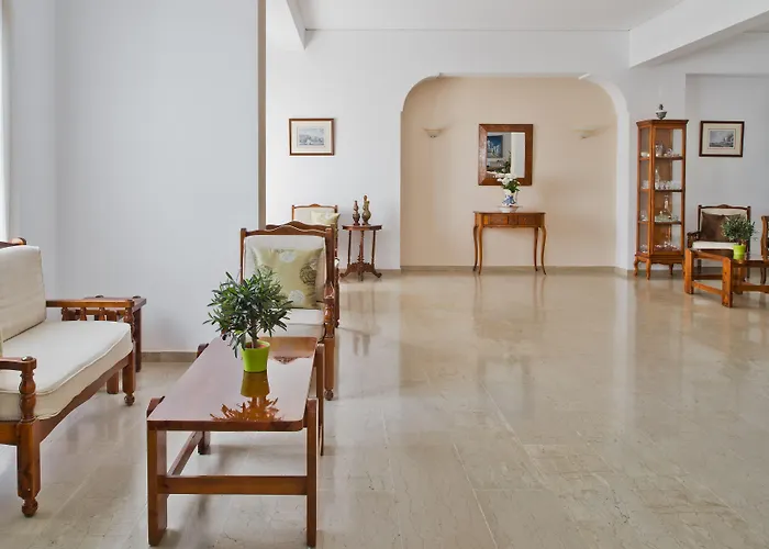 马卡里奥斯酒店 Kamári